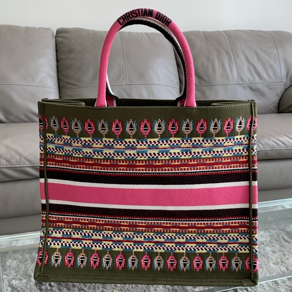 Dior Book Tote
Embroidered Canvas Pink Green - Picture 2 of 10